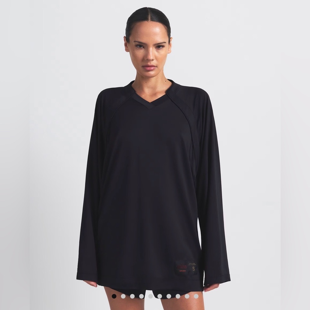 NikeSKIMS Airy
Women's Oversized V-Neck Long-Sleeve Top